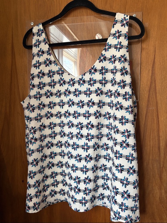 Halogen Tops - Halogen Sleeveless White Floral V-Neck Tank Top